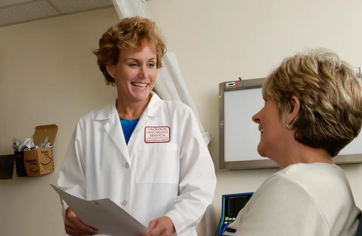 Profesional de la salud conversando con un paciente durante su consulta