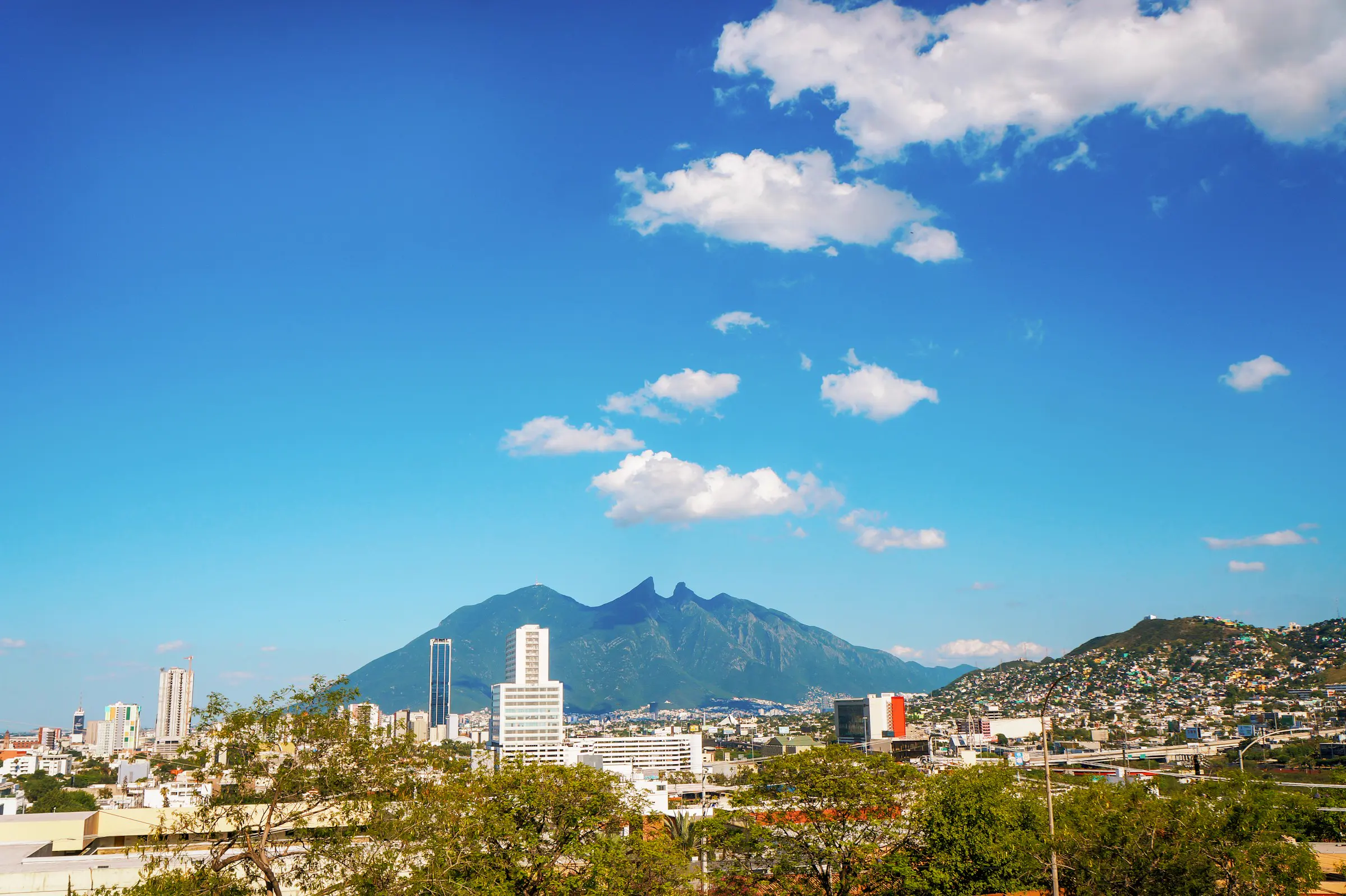 Vista de la ciudad de Monterrey con el Cerro de la Silla al fondo