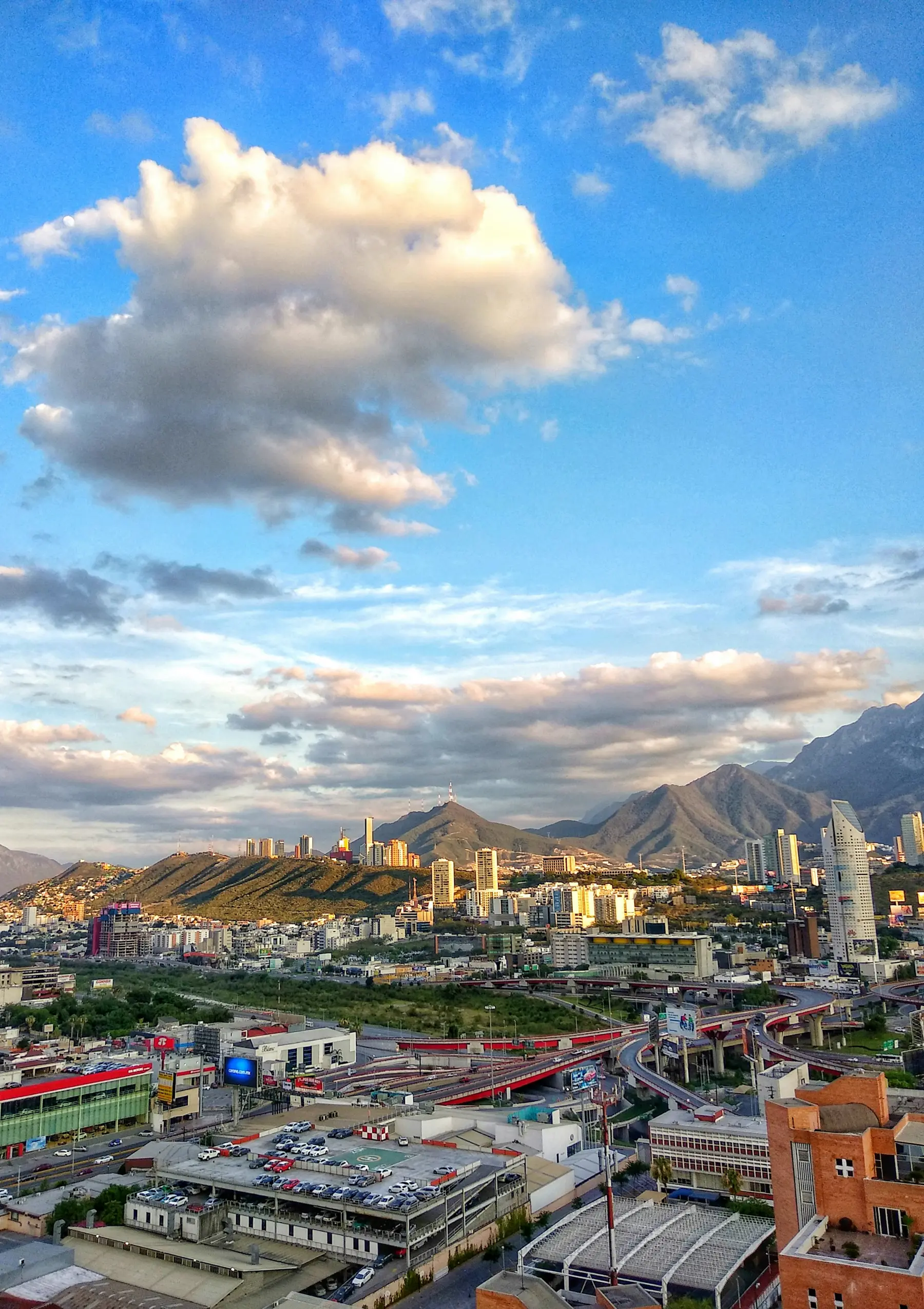 Vista panorámica de Monterrey y la sierra que rodea la ciudad